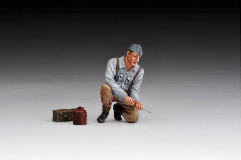 LUFT006B - Ground Crew Mechanic Kneeling